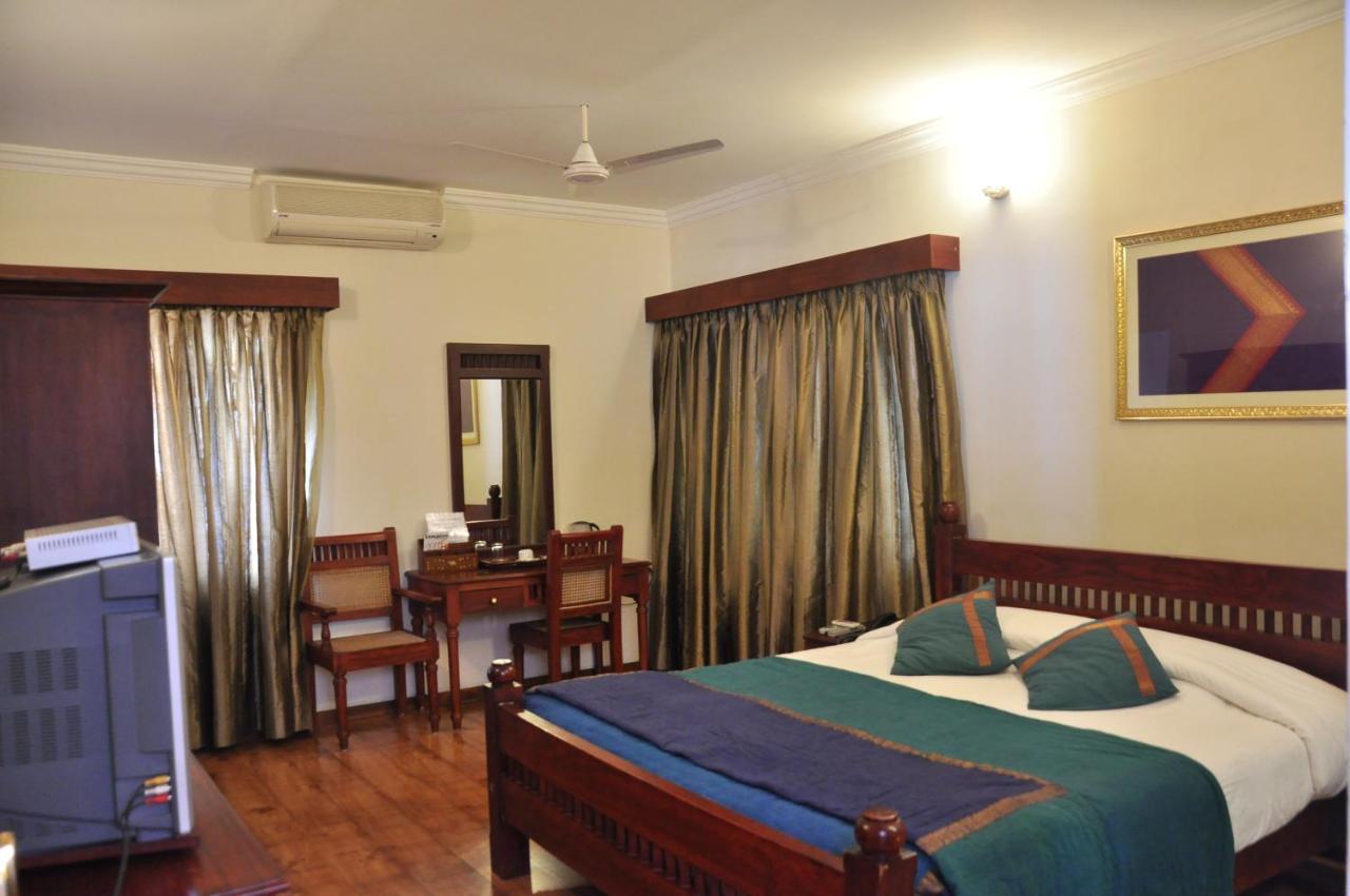 Niketana @ Boat Club Hotell Chennai Exteriör bild